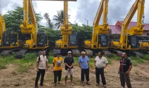 Bupati Touna, Ilham Lawidu saat meninjau Bibit dan 22 Unit Alat Berat untuk Persiapan Lahan Sawit