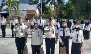 Plt. Kalapas Ampana saat menyerahkan Penghargaan Kepada Pegawai Teladan. Foto: Istimewa