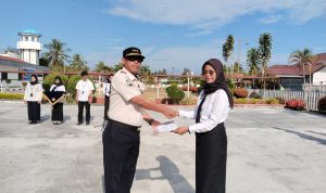 Plt. Kalapas Kelas IIB Ampana, M. Nur Amin saat menyerahkan piagam penghargaan kepada petugas yang berhasil menggagalkan penyelundupan narkoba